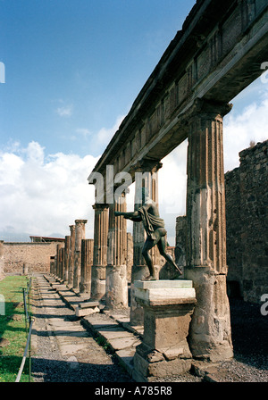 Colonnes impressionnantes et une statue de bronze à l'ancienne ville romaine de Pompéi, Italie Banque D'Images