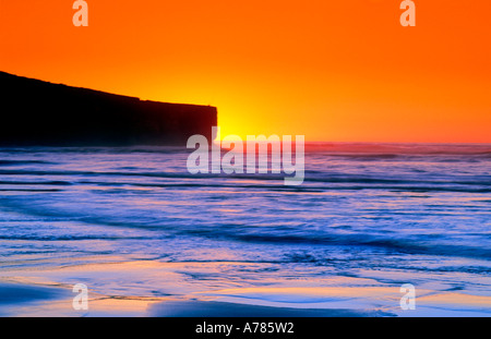 Coucher du soleil sur la plage Praia da Amoreira Parc Naturel Costa Vicentina Aljezur Algarve Portugal Banque D'Images