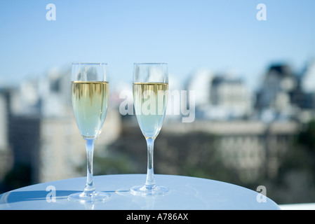 Deux verres de champagne et sur les toits de la ville Banque D'Images