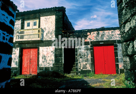 Maisons noir traditionnel, village du chien, l'île de Pico, Açores, Portugal Banque D'Images