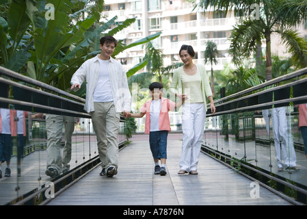 Balades en famille sur l'ensemble du pont Banque D'Images