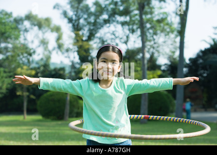 Girl Playing with plastic hoop Banque D'Images