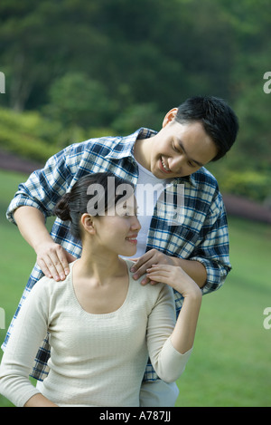 Massage des épaules de l'homme femme Banque D'Images