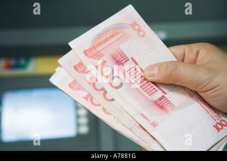 Main tenant 100 Yuan projets Banque D'Images