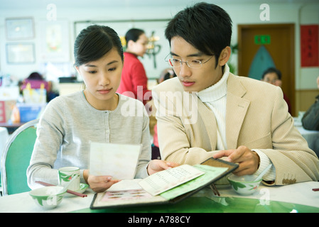 Couple dans le menu Banque D'Images