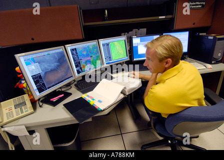 Station radar Doppler météo Ruskin Florida Meteorologiste au travail regardant la carte sur des écrans d'ordinateur Banque D'Images