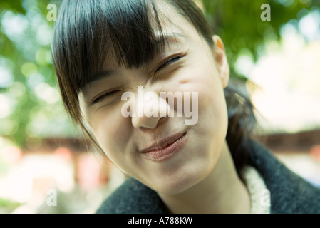 Femme faisant face, close-up Banque D'Images