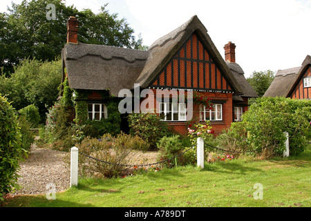 UK Norfolk Broads Woodbastwick chaumière sur village vert avec légende à temps le soir c'est la lumière sur wooddwork Banque D'Images