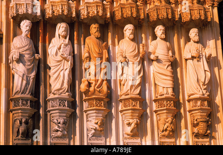 Apôtres au portail gothique du monastère de Santa Maria da Vitoria, Batalha, Leiria, Portugal Banque D'Images
