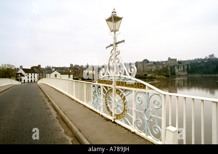 Le Château de Chepstow Gwent au Pays de Galles au Royaume-Uni à partir de 1816 le pont en fer au-dessus de la rivière Wye Monmouthshire gloucestershire english marqueur frontière Banque D'Images