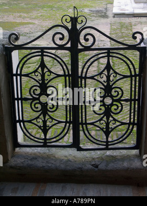 Gate à Santa Maria La Nova cloistry église dans Naples, Campanie, au sud de l'Italie, l'Europe Banque D'Images