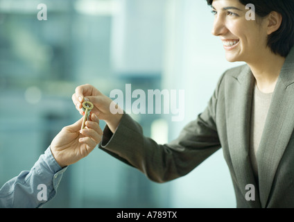 Homme Femme professionnelle remise jeu de clés Banque D'Images
