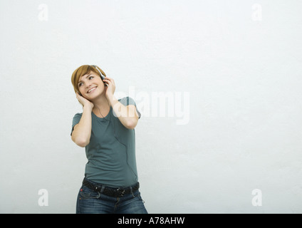 Young woman listening to headphones Banque D'Images