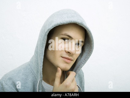 Jeune homme se grattant le menton, le Port Hood, portrait Banque D'Images