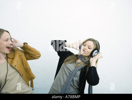 Teenage Girls listening to headphones Banque D'Images