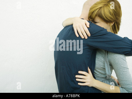 Young couple embracing, side view Banque D'Images