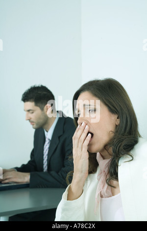 Woman yawning Banque D'Images