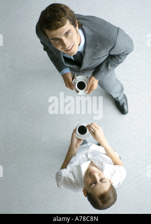 Les hommes et les femmes associés le café, pleine longueur, high angle view Banque D'Images