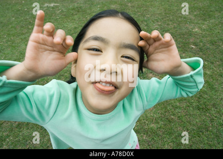 Little girl sticking out tongue at camera Banque D'Images