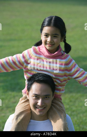 Fille assise sur les épaules du père Banque D'Images