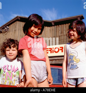 Enfants canadiens filles debout à l'arrière d'un pick-up Camion à la boutique Superior Video à Lillooet, Colombie-Britannique Canada KATHY DEWITT Banque D'Images