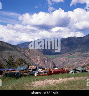 Vue de la pile de voitures en décharge dans le paysage montagneux éloigné près de Pavilion, Lillooet, en Colombie-Britannique BC Canada KATHY DEWITT Banque D'Images