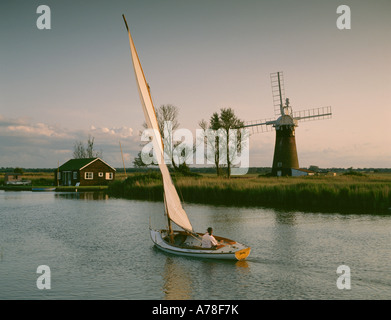 Yacht à voile sur la rivière Thurne, Norfolk, Angleterre Banque D'Images