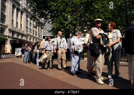 UK London Leicester Square les touristes font la queue pour les billets de théâtre de dernière minute Banque D'Images