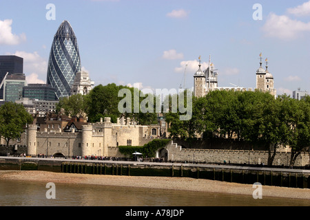 Royaume-uni Londres Tour de Londres et la ville de Tower Bridge Banque D'Images