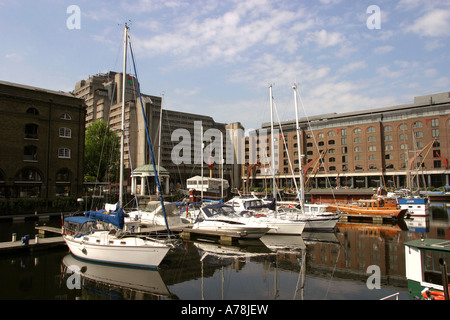 UK London St Katharines bateaux Dock en bassin intérieur Banque D'Images