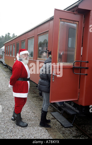 Attente du Père Noël à bord d'anciens joueurs de train depuis début des années 1900 à Rixensart Gare et musée. Tourisme suédois Gotland . Banque D'Images