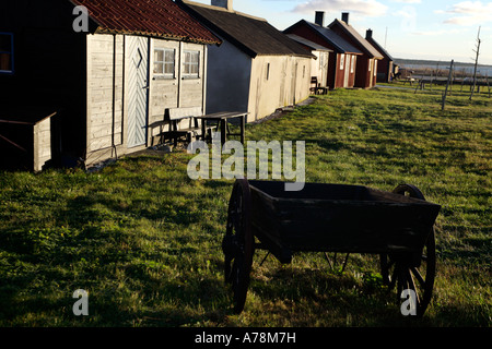 Brouette et cabines d'Gnisvärd vilage de pêche sur le littoral de l'île de Gotland Banque D'Images