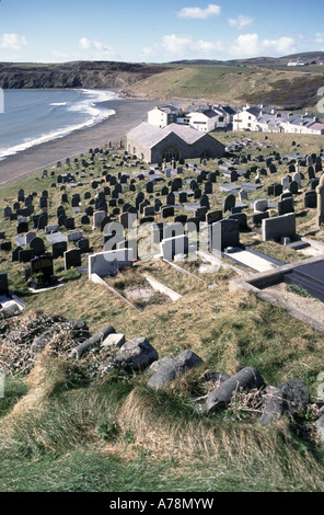 Littoral gallois & paysage à Hywyns waterside village St Aberdaron Parish Church et cimetière à flanc de colline sur la péninsule de Llyn Gwynedd dans le Nord du Pays de Galles UK Banque D'Images