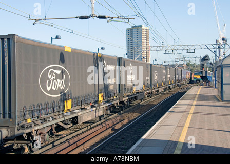 Ford Motor Company freight train chargé avec des conteneurs de transport de marque l'arrêt à la gare de London Stratford Newham East London England UK Banque D'Images