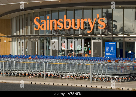 Londres grande pile de chariots de supermarché Sainsburys en face de l'entrée du magasin comprend Banque D'Images