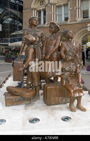 RBronze Kindertransport memorial sculpture l'arrivée par Frank Meisler sauvetage d'enfants juifs arrivant de la gare de Liverpool Street, London England UK Banque D'Images