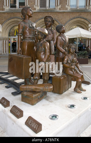 Sculpture Bronze Kindertransport memorial l'arrivée par Frank Meisler sauvetage d'enfants juifs arrivant de la gare de Liverpool Street, London England UK Banque D'Images