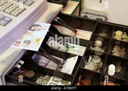 Ouverture de la boutique dans les locaux commerciaux montrant £10 notes sur l'étagère incluant £20 notes et autres offres légales Angleterre Royaume-Uni Banque D'Images