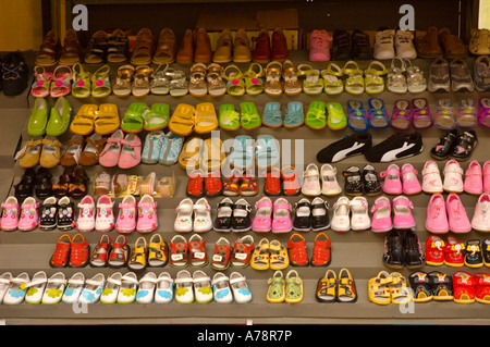 Chaussures à Brunnenmarkt dans le marché de l'UE Autriche Vienne Josefstadt Banque D'Images