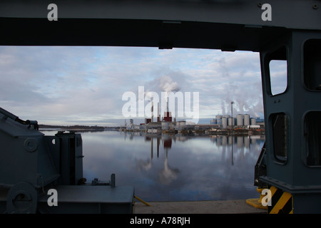 Voir l'usine de papier de pâte à travers les jambes de grue canister à port d'oulu. Banque D'Images