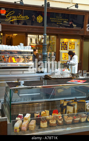 Café en plein air de l'UE Autriche Vienne centrale rue commerçante Kärtnerstrasse Banque D'Images