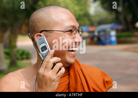 Un rire monk et son téléphone cellulaire (Yangon, Birmanie (Myanmar)) Banque D'Images