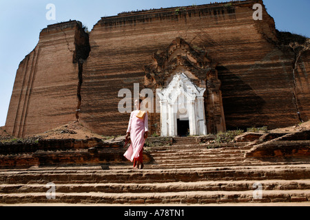 La nonne bouddhiste à pied de l'escalier à Mingun Paya près de Mandalay (Birmanie - Myanmar) Banque D'Images