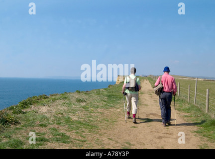 Marche en haut des falaises à Burton Bradstock , Dorset , le long du South West Coast Path, Angleterre, Royaume-Uni Banque D'Images