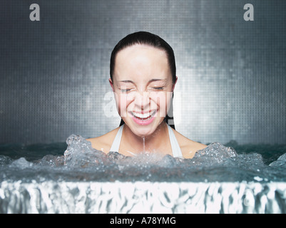 Femme immersion dans un jacuzzi Banque D'Images