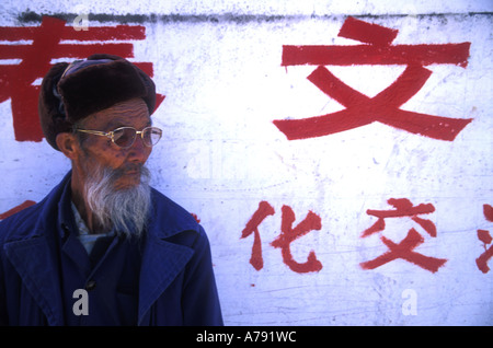 Vieux chinois vêtu d'un costume mao bleu dans une rue de Lijiang Yunnan, Chine Banque D'Images