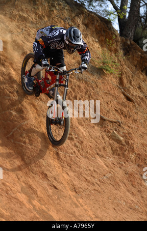 Vtt de descente Rider vient sur le bord Banque D'Images