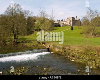 Vue d'une petite cascade sur le collecteur de la rivière YHA Ilam Hall et ses motifs, dans le Derbyshire Peak District UK Banque D'Images