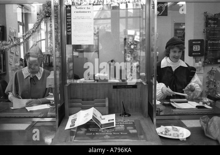 Fête de Noël dans une grande rue branche de Midland Bank office1990s UK South London 1994 HOMER SYKES Banque D'Images