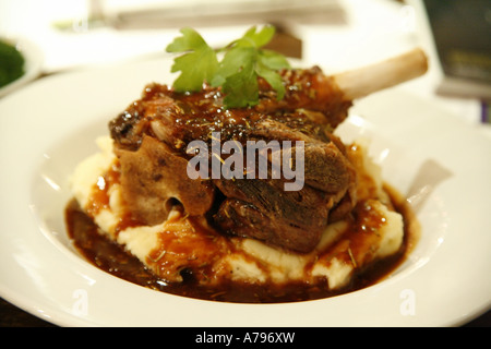 Souris d'agneau sur un lit de purée de pommes de terre au romarin sauce infusée Banque D'Images